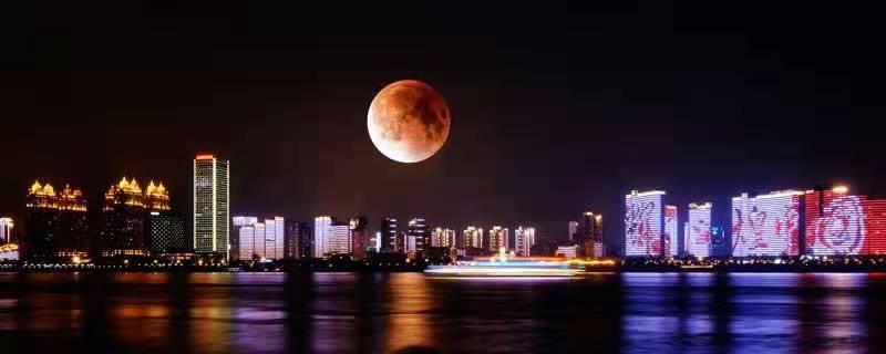 一边喝酒一边赏月的诗词	 一个人对着月亮喝酒的诗