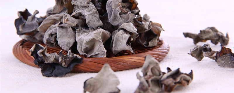 木耳用凉水泡还是热水泡（木耳用凉水泡还是热水泡白）