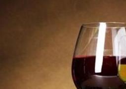 白葡萄酒和红葡萄酒的区别 白葡萄酒和红葡萄酒的区别哪个甜