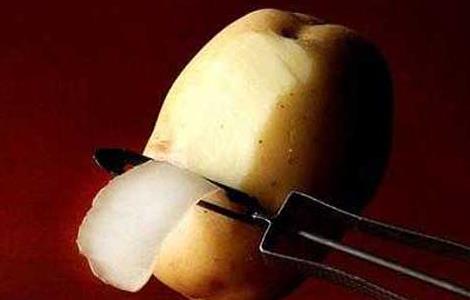 土豆去黑眼圈的方法