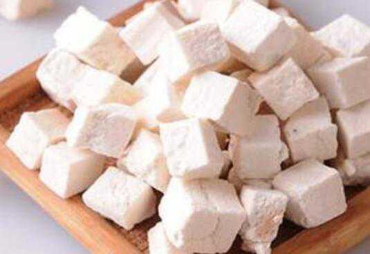 长期服用茯苓的危害（长期服用茯苓的危害舌苔厚微黄能用茯苓泡水喝吗）