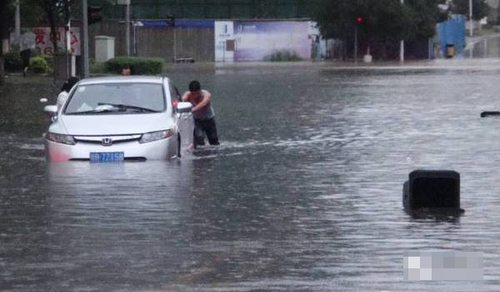 暴雨过后，爱车泡水里怎么办？2