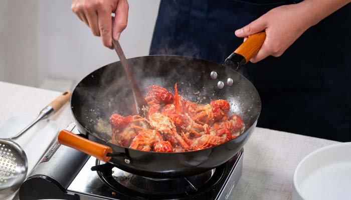 掂锅和颠锅哪个是对的