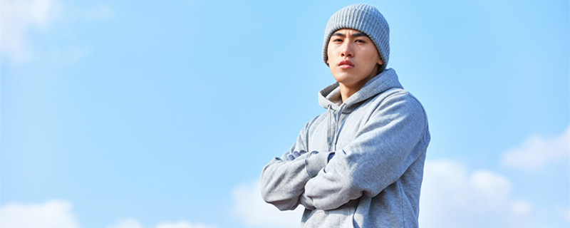 短款卫衣怎么搭配裤子