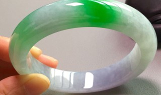 春带彩翡翠（春带彩翡翠手镯一般多少钱）