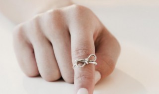 晒钻戒的搞笑说说 晒钻戒的幽默说说