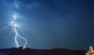 梦到雷电是什么意思（梦见有雷电）