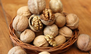 晚上吃核桃好处和坏处（晚上吃核桃好不好?）