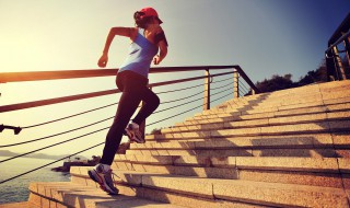 梦见从楼上掉下去什么意思（做梦梦见从楼上掉下来是什么意思）