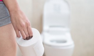 厕所地板污垢怎么去除（洗澡间地板上的污垢怎么去除）