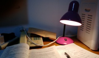 家里灯罩发黄清洁窍门（室内灯罩发黄怎么去除）