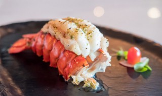大龙虾肉为什么是苦的（大龙虾肉吃起来有点苦）