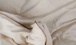 早上起来被子上面湿的是什么原因（早上起来被子上面湿的是什么原因,怎么办）