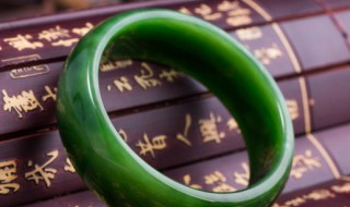 怎么选玉镯子颜色（翡翠手镯颜色怎么选）