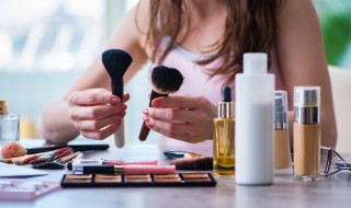 化妆后脸痒是为什么（为什么化完妆脸上痒）