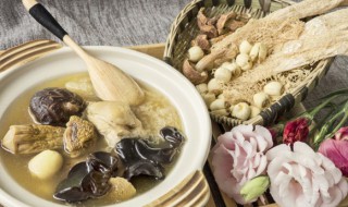 用砂锅炖鸡的好处 砂锅炖鸡好还是铁锅炖鸡好