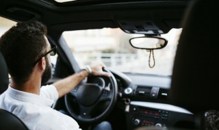 如何自己清洗汽车（如何自己清洗汽车内饰）