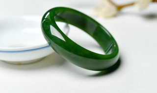 戴和田玉好还是戴翡翠好 佩戴翡翠和和田玉哪个好