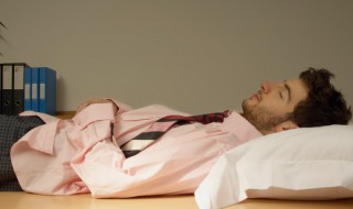 梦见自己砍柴是什么意思 梦见自己在砍柴是什么意思