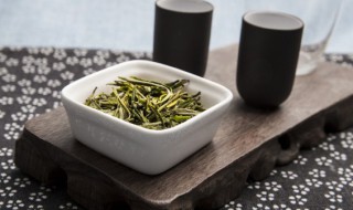 夏天喝红茶好还是绿茶好 夏天是喝红茶好还是喝绿茶好