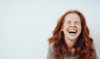 一个人三个哈有笑的成语打一成语（一个人哈哈大笑的成语）