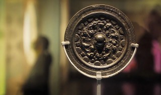 古代的铜镜需要什么才能保持光亮（古代的铜镜需要什么才能保持光亮呢）