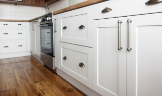 厨房地板怎么清理比较干净（厨房地板怎么擦干净）