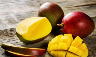 四个芒果和二个梨可以一起榨汁吗（芒果能和梨一起榨汁吗）