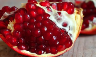 石榴籽和牛奶可以榨汁吗 石榴籽可以和牛奶一起榨汁吗