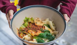 油泼面要过凉水吗 油泼面要过凉水吗还是面条熟了直接泼油