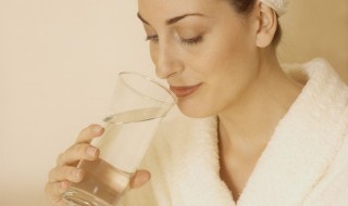 请问喝水最好是喝凉水还是热水 喝水喝热水还是凉水好?