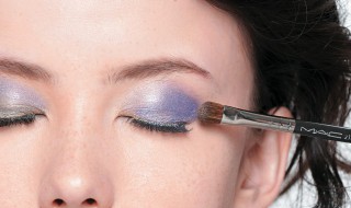 如何挑选眼影粉（粉质好的眼影）