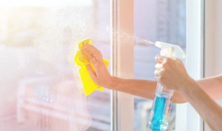 擦玻璃上的胶用什么擦（玻璃胶用什么能擦掉）