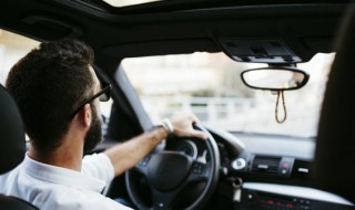 下雨天玻璃起雾怎么办 宝马五系下雨天玻璃起雾怎么办