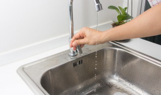 厨房下水管道油污太多堵塞怎么办（厨房下水道油太多了堵了怎么办）