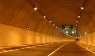 进隧道前开什么灯（进隧道前开什么灯图片）