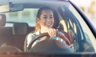 下雪天开车注意哪些事项（下雪天开车的注意事项）