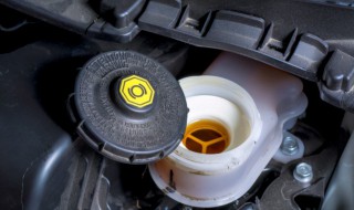 刹车油和防冻液多久换一次（汽车刹车油和防冻液多久换一次）