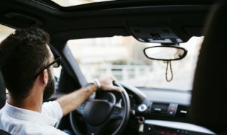 学车时如何正确启动发动机（学车的启动步骤）