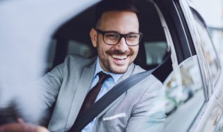 如何找电动汽车充电桩（怎么找电动汽车充电桩）