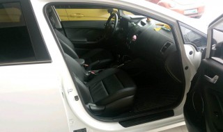 副驾驶座下积水怎么排 汽车副驾驶座底部积水