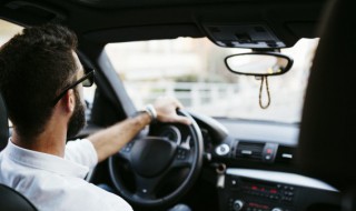 空调水淋在汽车上怎么洗干净 空调水在车上怎么清洗