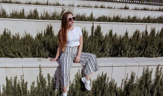 雪花裤配什么颜色的上衣 雪花裤子搭配什么上衣