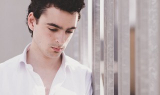 男生短袖衬衫怎么穿好看 衬衫短袖怎么搭配好看男