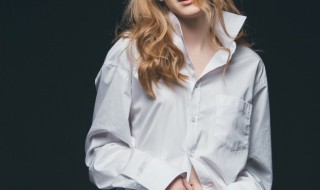 白色衬衫可以搭配黑色运动裤么（黑色运动裤配白色衬衣好看吗）