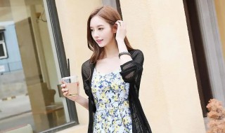 吊带裙搭配什么衣服好看 吊带裙怎么搭配最好看