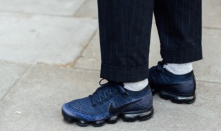 黑色运动鞋搭配什么裙子好看（黑色裙子配什么颜色运动鞋）