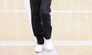 黑色的运动裤搭配白色板鞋好看吗(黑色的运动裤搭配白色板鞋好看吗女)