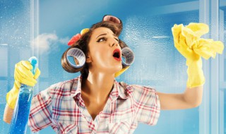 玻璃上的大面积广告贴纸怎么去除（玻璃上的大面积广告贴纸怎么去除干净）