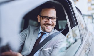 汽车有油烟怎么清洗（汽车上油烟怎么清洗）